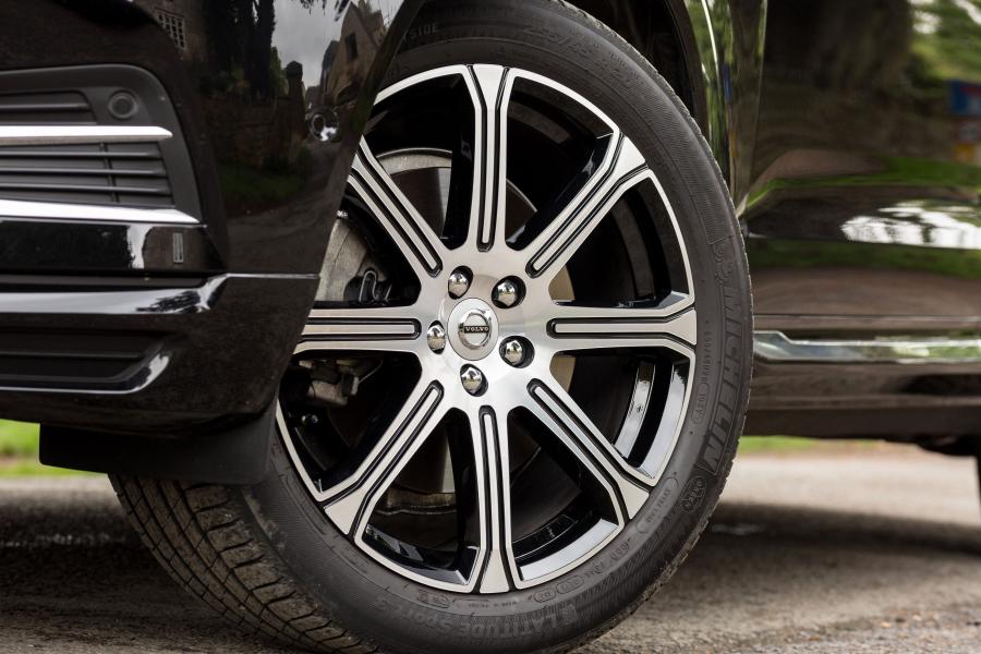 Колеса Volvo XC60 T8 Inscription 2017 года  (UK) (фото 34 из 40)